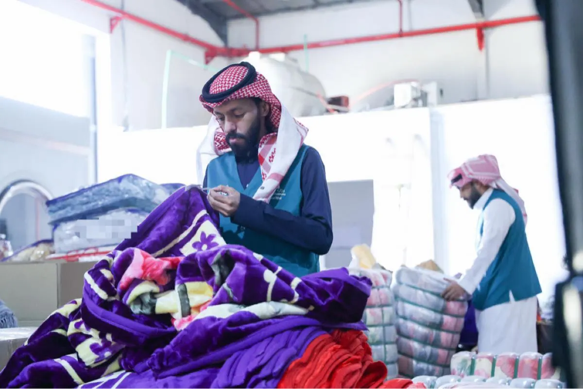 مستودع يُزوّر بلد المنشأ لـ ”33 ألف بطانية“.. و”التجارة“ تُغلقه