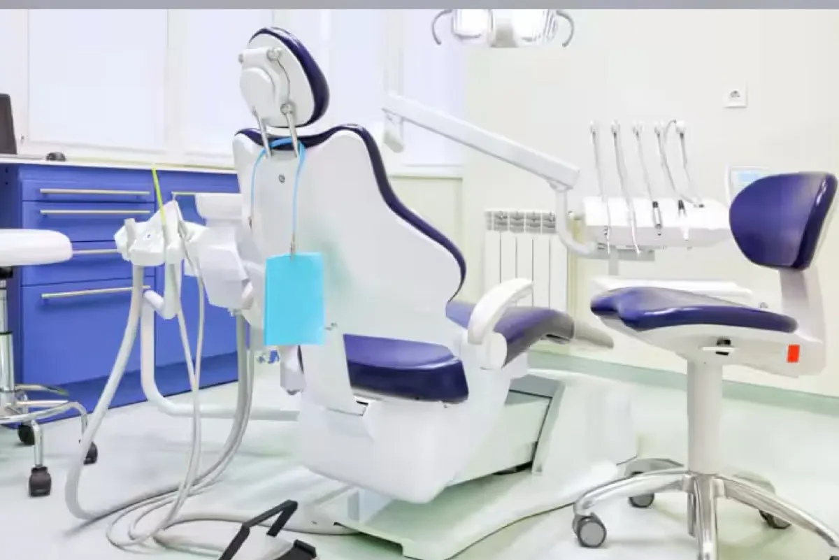 طبيب أسنان ”مُزيف“ يُمارس المهنة.. والصحة تتدخل
