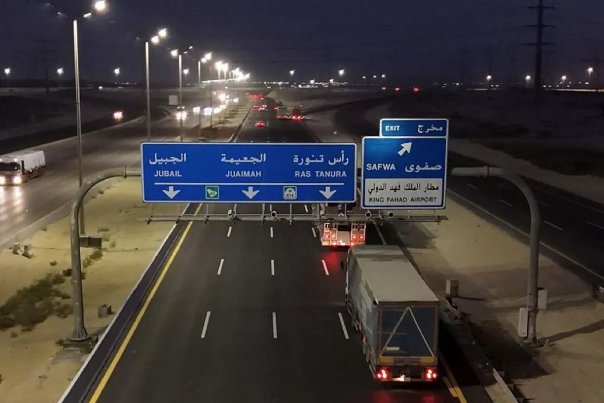 سفلتة ودهان وحواجز خرسانية.. تواصل أعمال صيانة طريق «أبو حدرية» بالشرقية