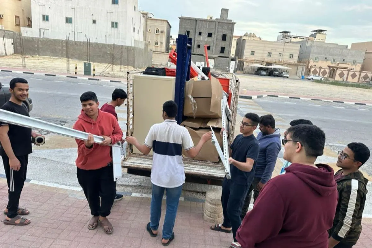 شباب الأوجام ينقلون أثاثًا مدرسيًا لدعم العملية التعليمية
