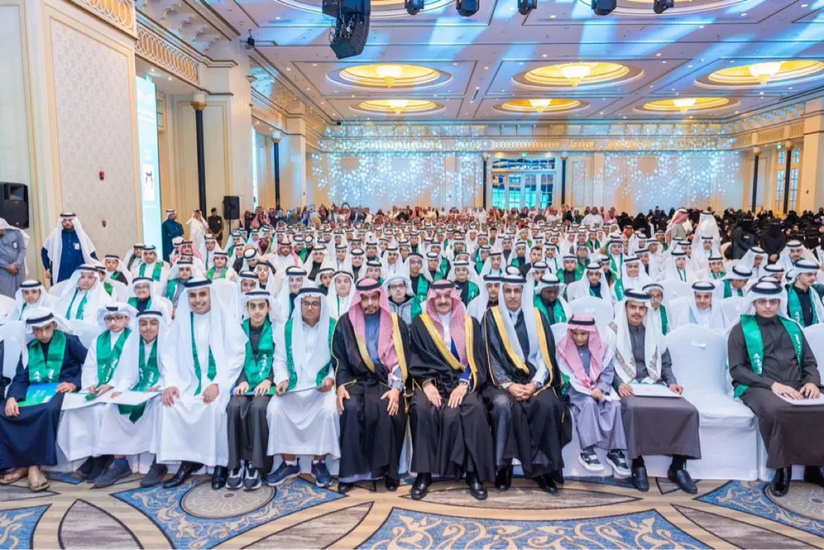 81 من القطيف.. أمير الشرقية يكرّم 450 طالبا بحفل سفراء التفوق للعام 1445 ه