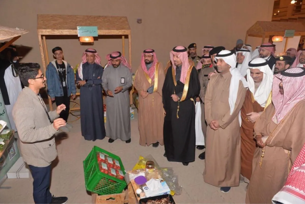 بالصور.. محافظ القطيف يفتتح سوق المزارعين في وسط العوامية
