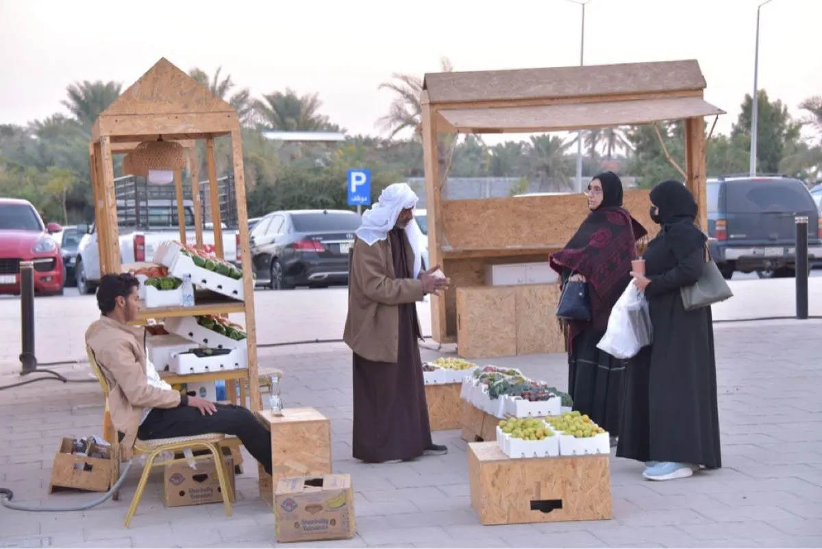 ”عضوي 100%“.. سوق المزارعين بالقطيف يغري المتسوقين بمنتجات طبيعية