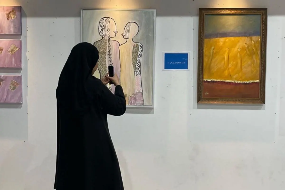 فنانون تشكيليون يحتفون بـ ”الاختلاف“ في معرض فني بالدمام