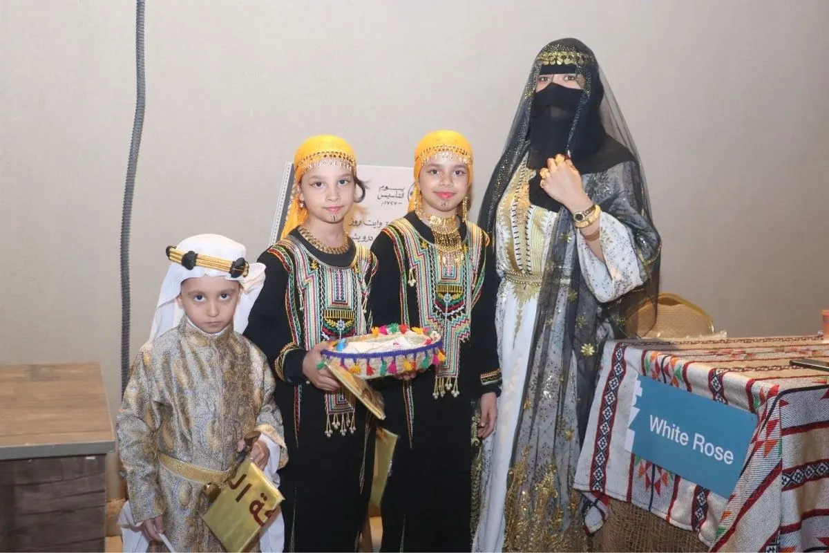 من الشيلة إلى الثوب التراثي.. أزياء التأسيس تُبهج الصغار والكبار في ”الرامس“