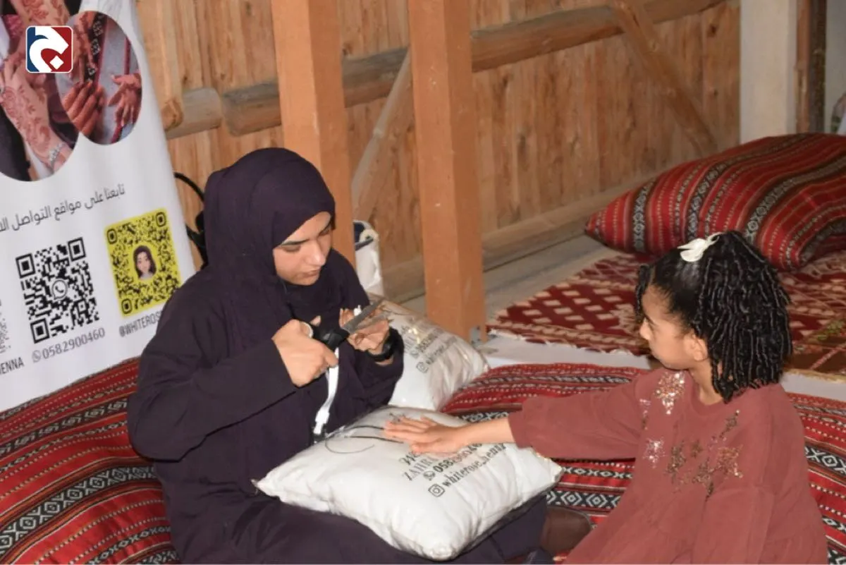 ”نقوش الحناء“.. فرحة الأعياد والمناسبات تتجسد في ”قلعة تاروت“