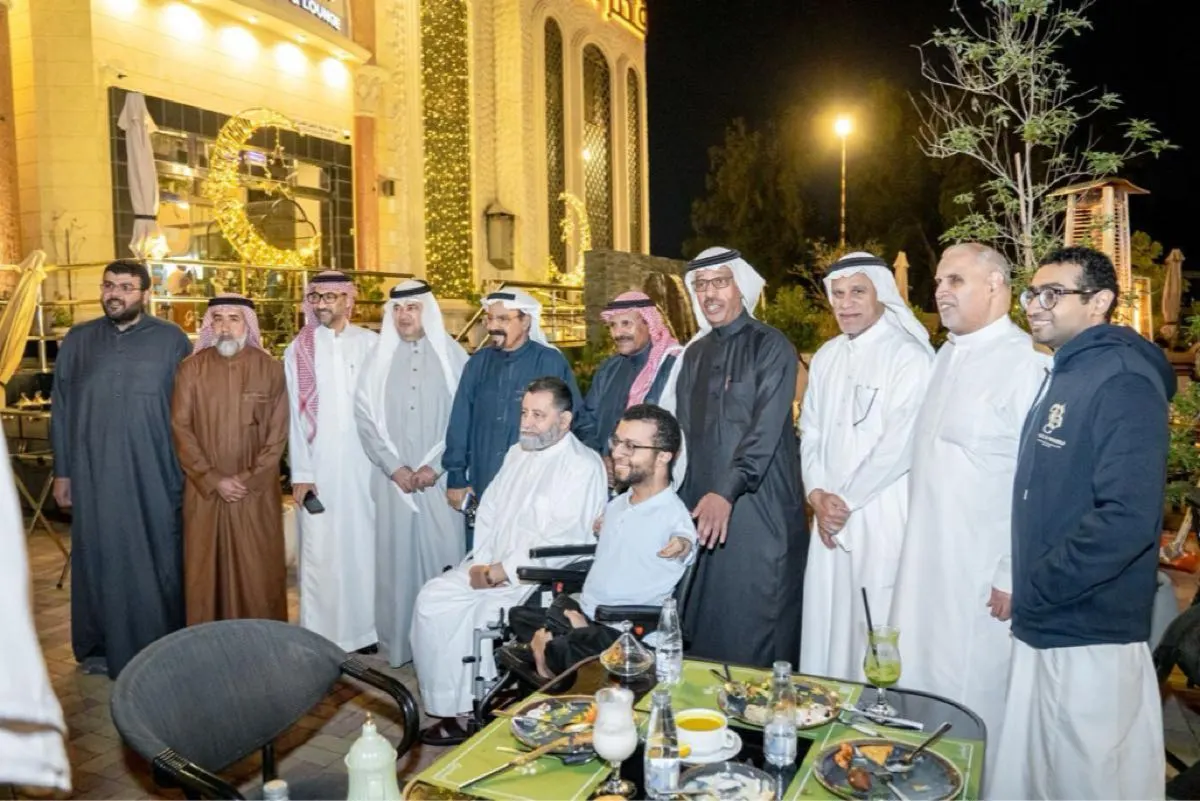 سيهات.. ”سعادة“ تجمع كبار السن وذوي الإعاقة على مائدة الإفطار
