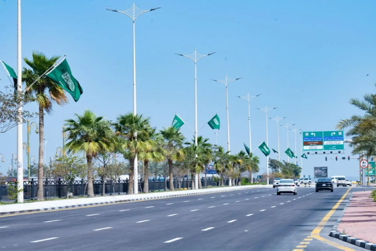 2500 علم يزين شوارع الدمام احتفالًا بيوم العلم