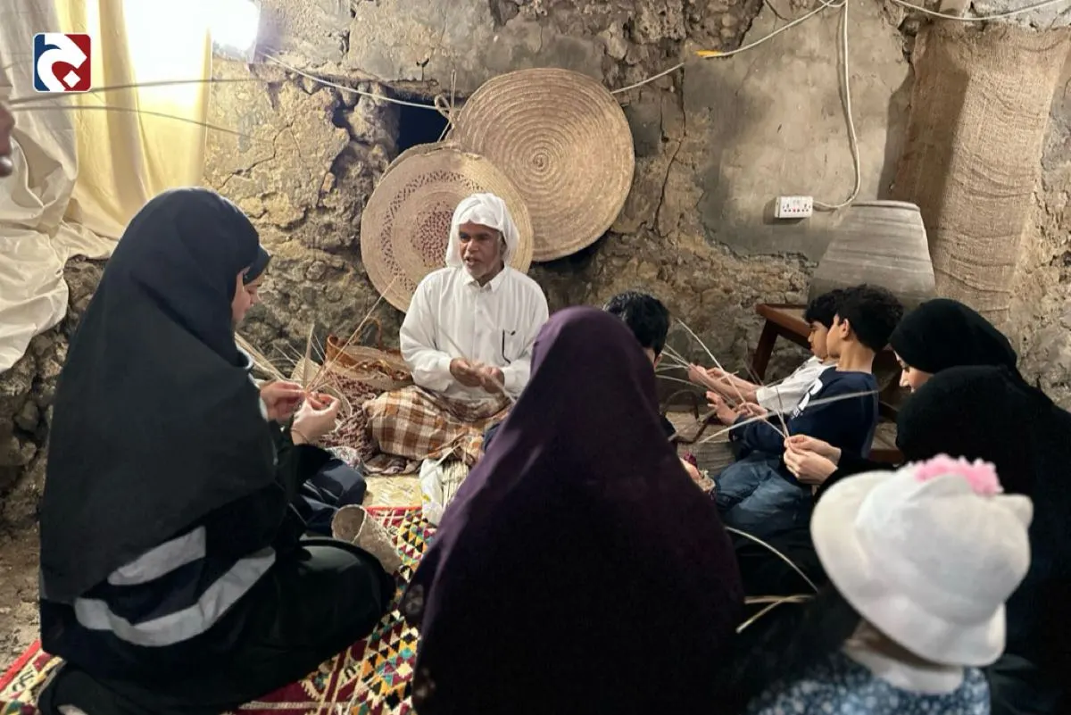 ”المدن“ يُحيي حرفة الخوص في قلعة تاروت.. أطفال يتعلمون فن الأجداد