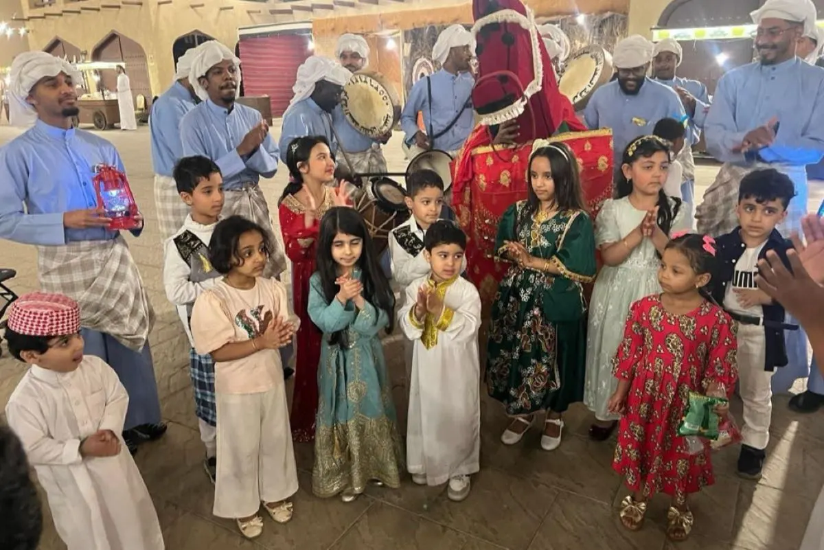 ”قرقيعان الرامس“: المسحراتي يعود بذاكرة الكبار إلى الماضي.. ومسرح الطفل يُبهج الصغار