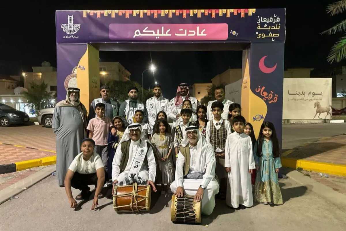 ”المسحراتي“ يوقظ ليالي رمضان في صفوى.. شراكة مجتمعية تُحيي الموروث الشعبي