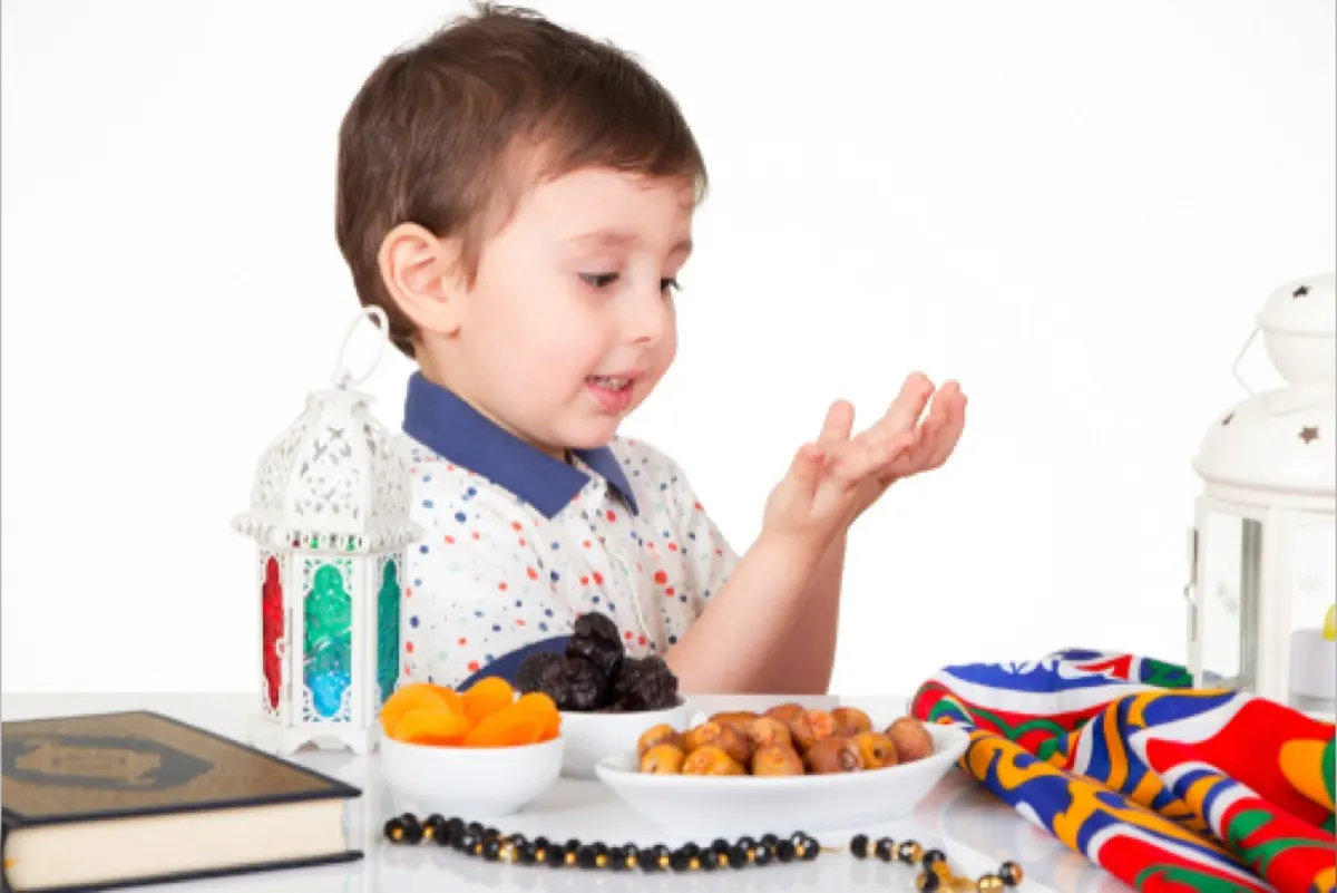 ما الطريقة المثلى لتعويد الطفل على الصيام في رمضان؟ خبير يجيب