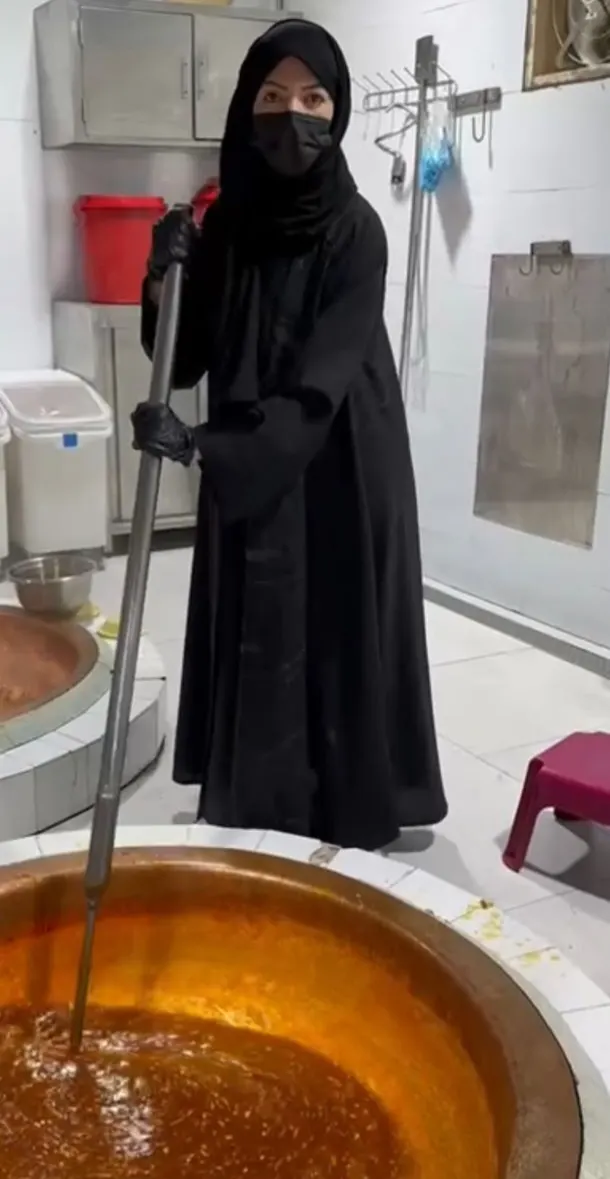 ”الحلوى العمانية“ طازجة من المعمل مباشرة
