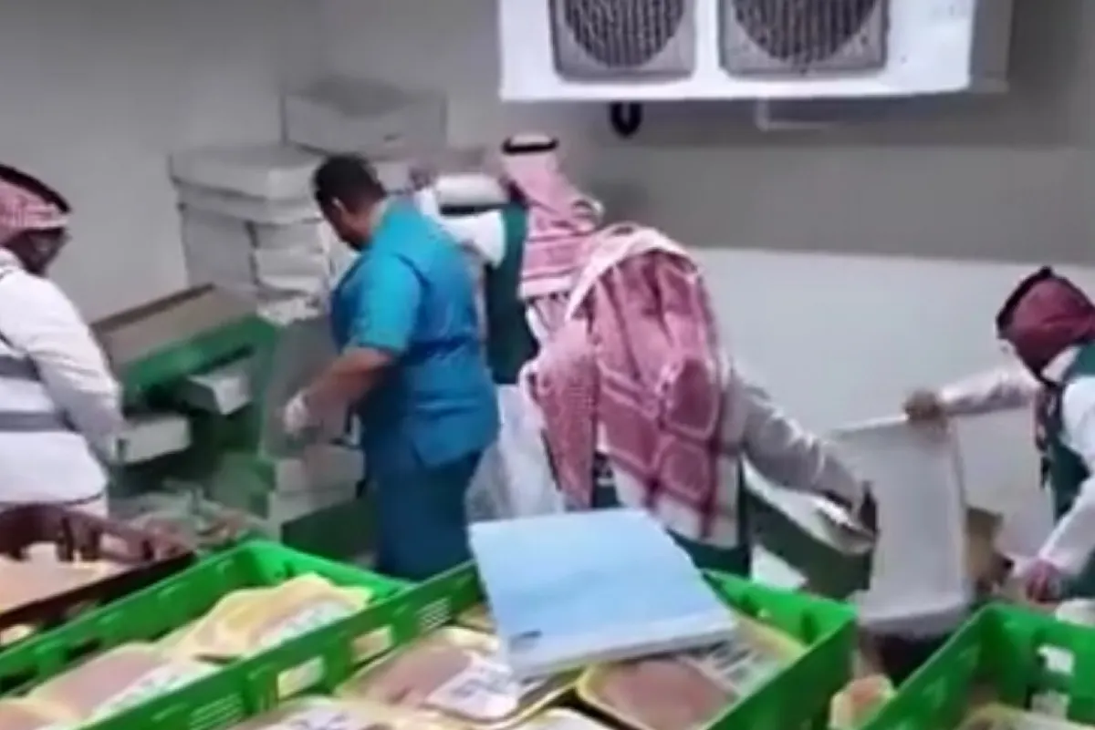”التجارة“ تضبط وكرًا للدواجن: مواد تنظيف لإخفاء التعفن وتواريخ مزورة