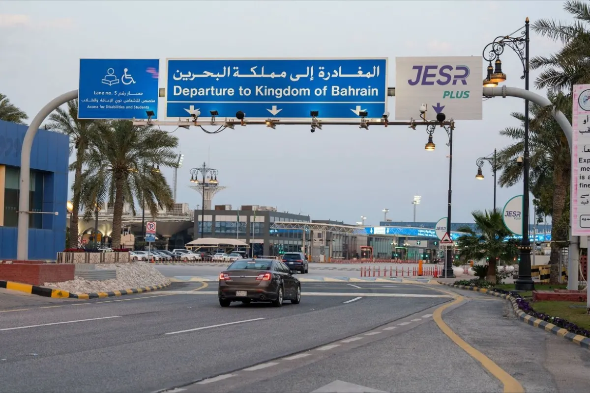 السماح للأجرة بالتنقل بين المملكة والبحرين.. ومنع التحميل برحلة العودة