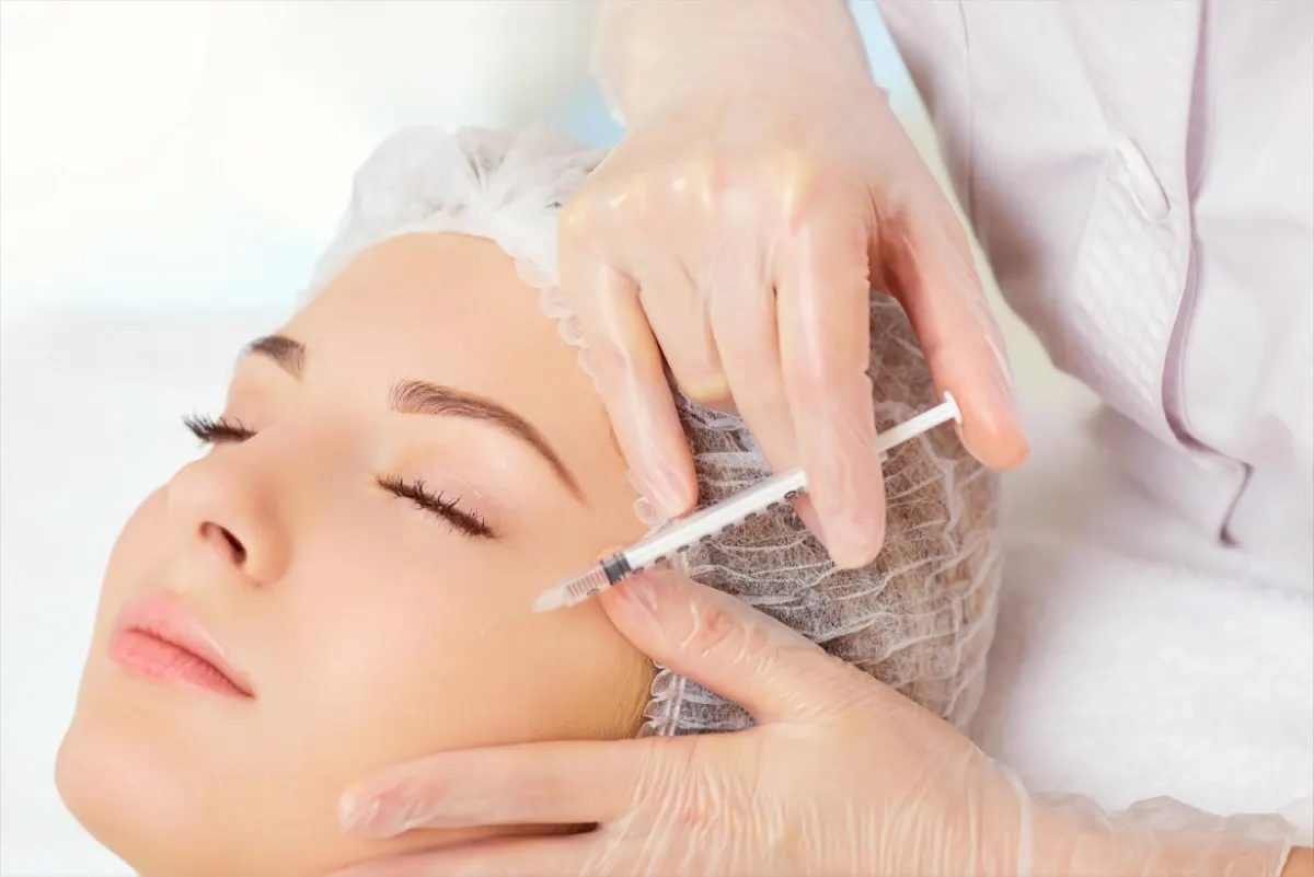 استشاري تجميل: إبر السلمون تقلل المسام والتجاعيد وتفتّح البشرة