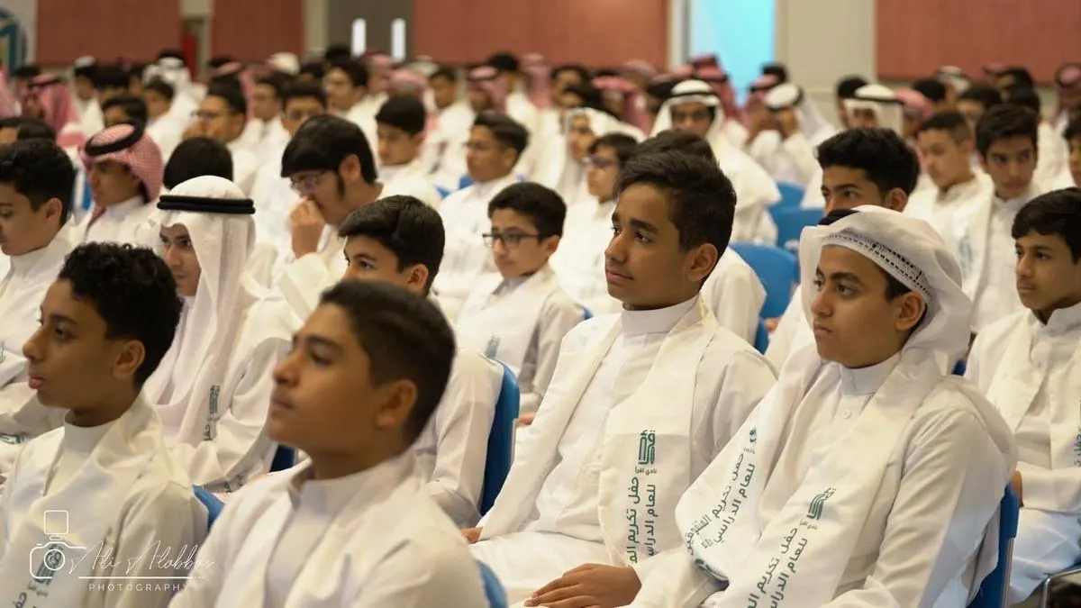 تكريم 325 طالباً متفوقاً و 15 معلماً متقاعداً في سيهات