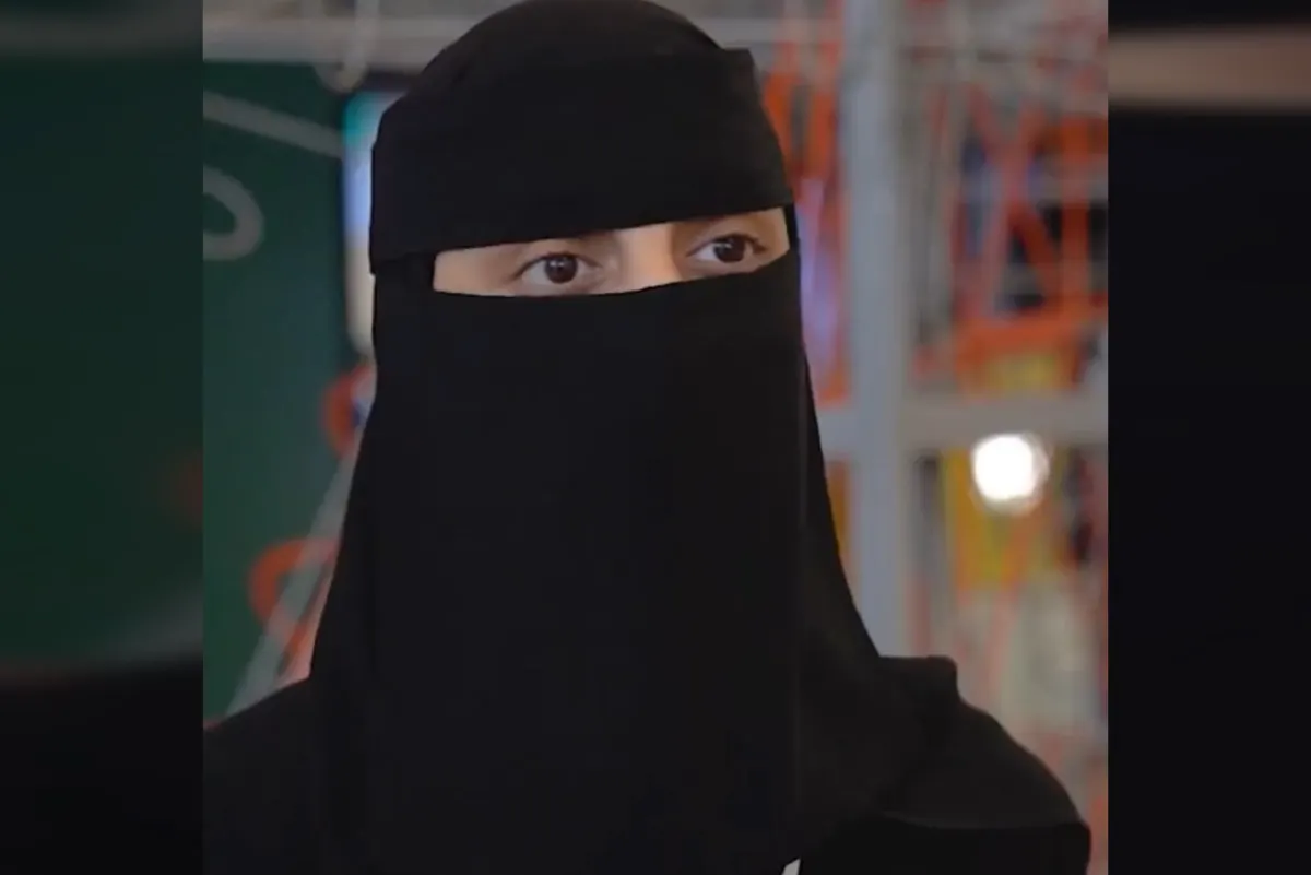الطالبة الحسن تبتكر بطاريات ذاتية الشحن بمواد بناء.. وتمثل المملكة في ”آيسف 2025“