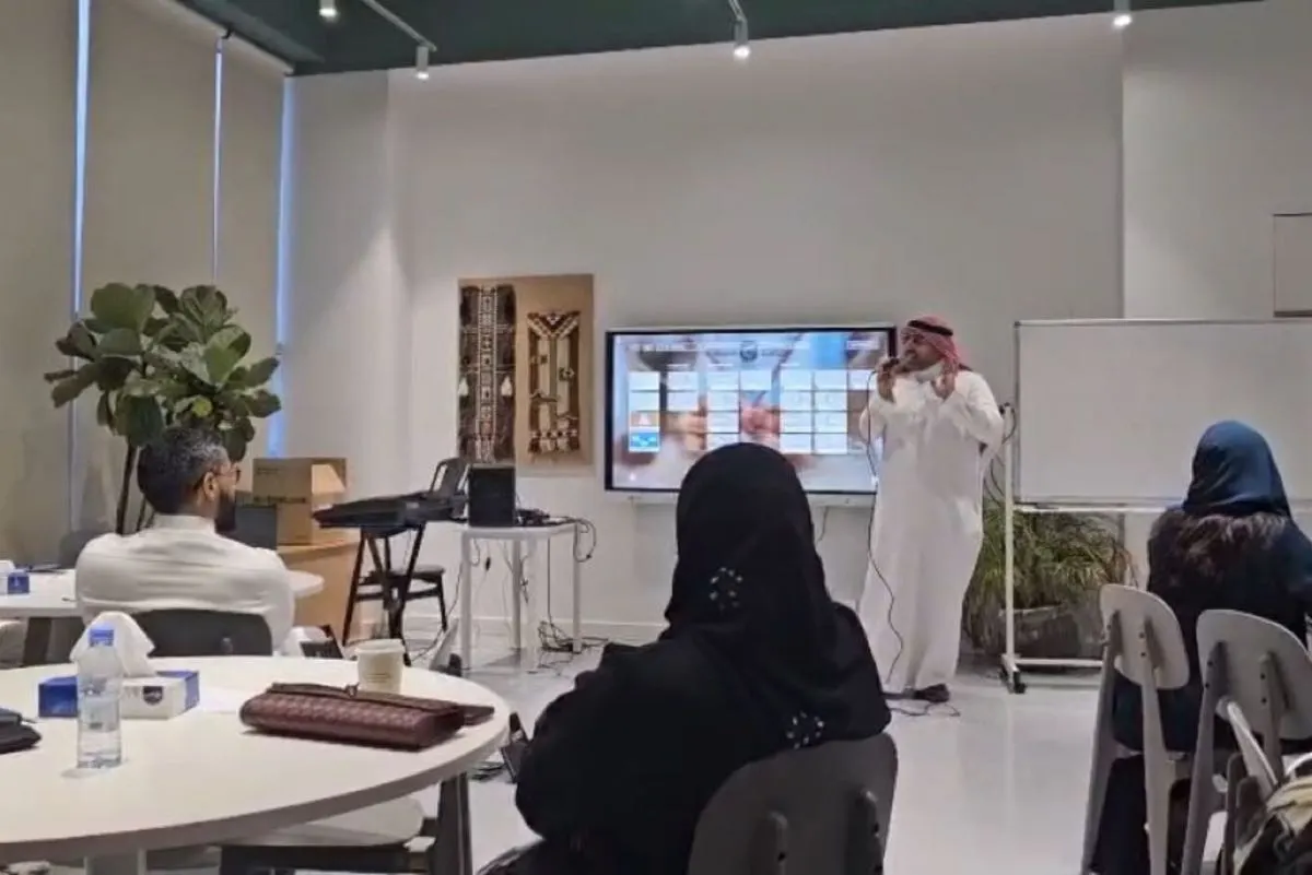 المضحي يكشف فن المقامات وتطبيقاتها الشعرية في دورة بـ ”ورث“ في الرياض