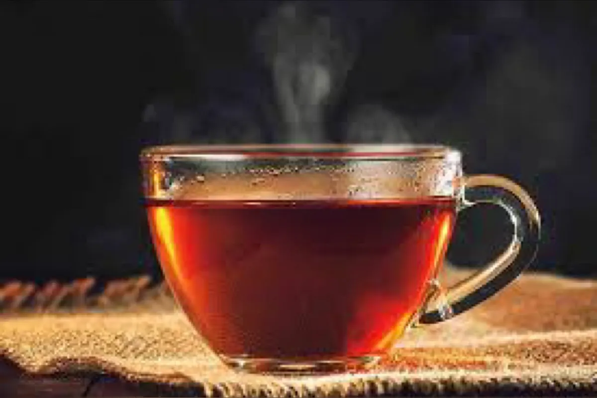 متى يكون شرب الشاي مع الطعام ضاراً؟ إجابة غير متوقعة