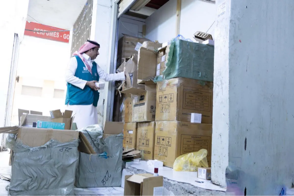 ”التجارة“ تضبط 35 ألف هاتف ذكي مغشوش في الرياض