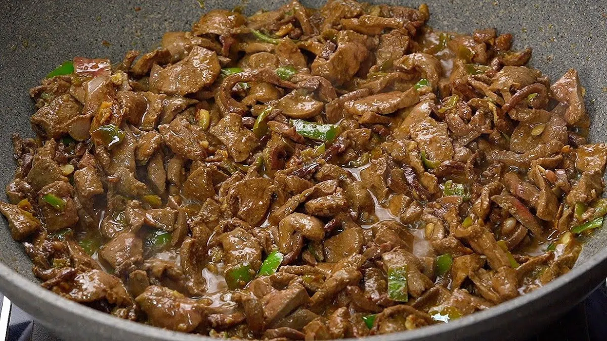 عادة يمارسها البعض في العيد... كيف يمكن لقطعة كبدة نيئة أن تنقل لك مرضًا خطيرًا؟