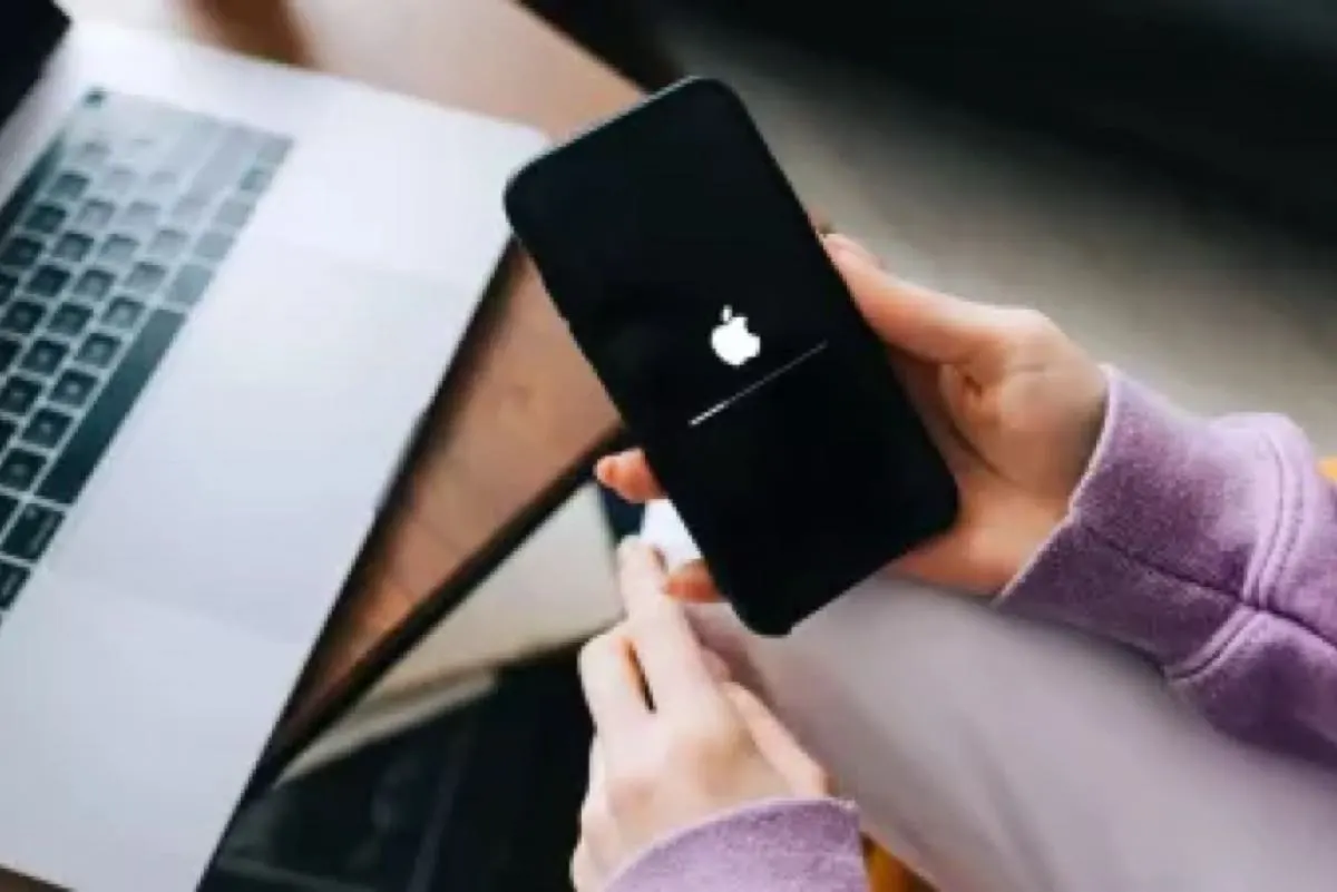 آبل تطور روبوت محادثة ذكيًا لمنافسة ChatGPT