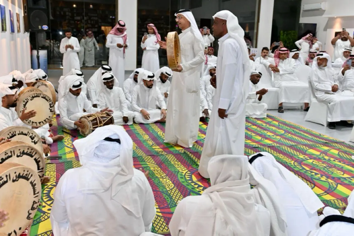 رقصة ”الخماري“ تستحضر ذاكرة الفنون الشعبية الشرقية