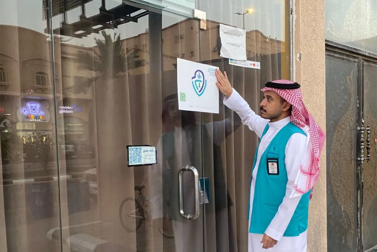 إغلاق احترازي وإلزام بالتكاليف.. 15 إجراءً من ”البلديات“ لضبط المخالفين