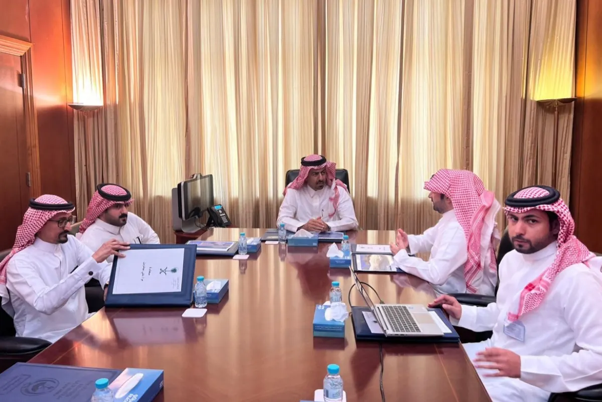 محافظ القطيف يستعرض خطط ”الوطنية“ لاستكمال الربط بشبكة المياه المحلاة
