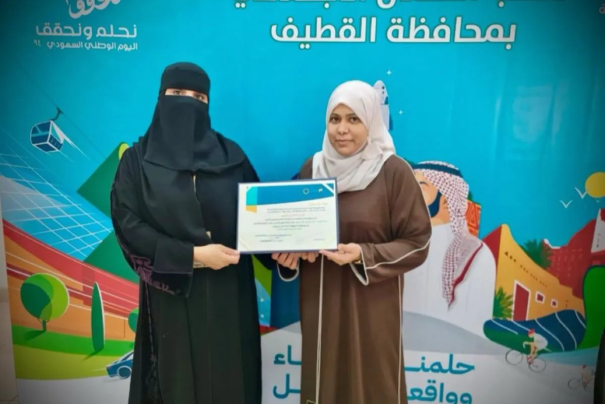 صناعة الورود من ورق الكرب.. مهارة جديدة بيد مستفيدات ضمان القطيف