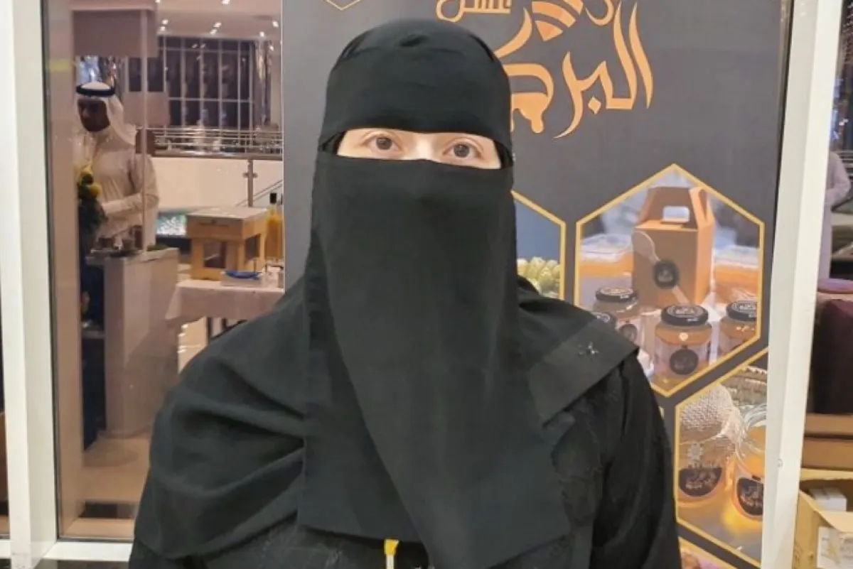 نحّالة تبتكر منتجات علاجية من العسل وتطرح كريم ”سم النحل“