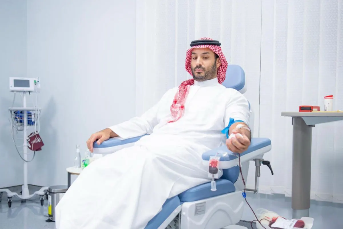 ولي العهد يتبرع بالدم.. ويُطلق الحملة الوطنية السنوية للتبرع بالدم
