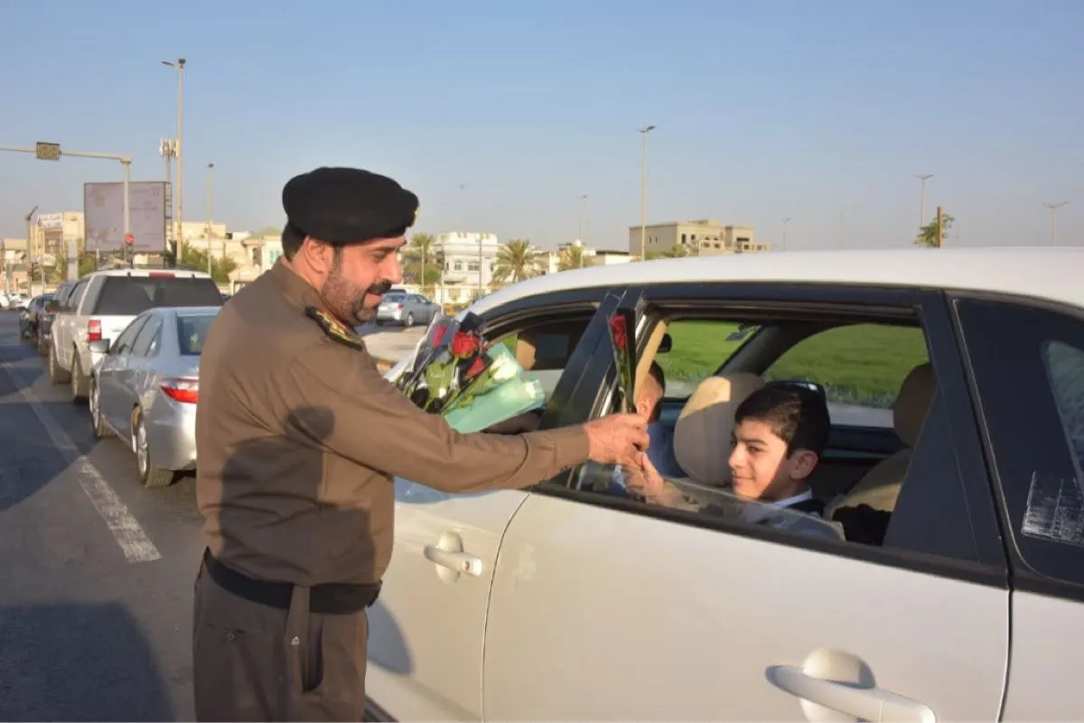 شاهد.. بالورود.. رجال المرور يؤمنون عودة الطلاب لمدارسهم بالقطيف