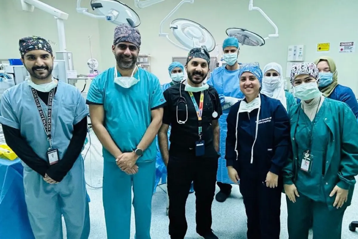 كيف أعاد أطباء الدمام السمع لطفلة ولدت بانسداد خُلقي في الأذن؟