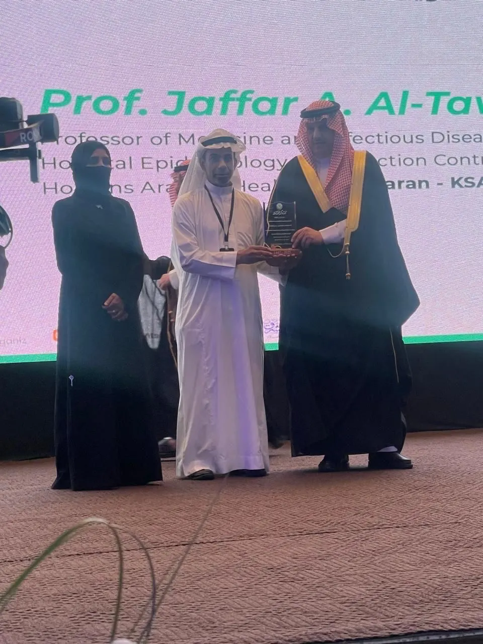 عالم من السعودية: البروفيسور جعفر آل توفيق يجسد التميز في البحث والابتكار الطب