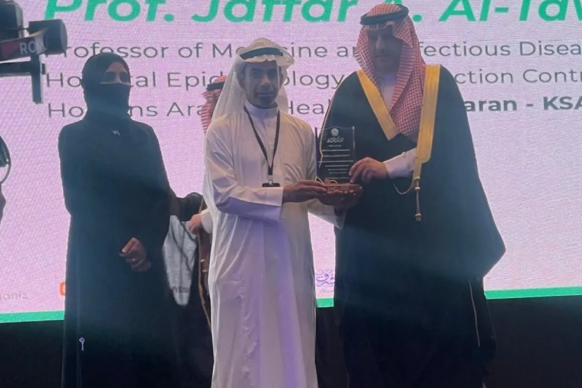 البروفيسور جعفر آل توفيق يُتوَّج بجائزة البحث والابتكار بالمدينة المنورة