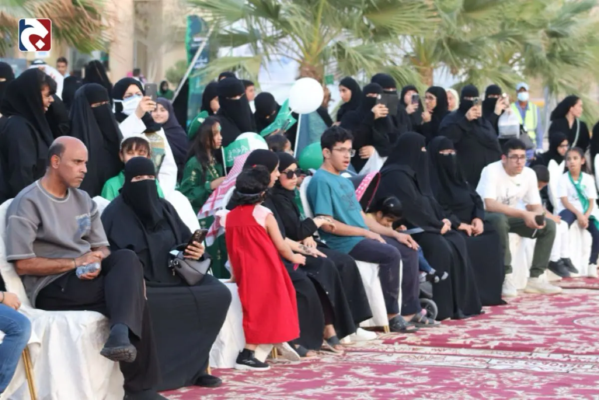 عروض سيارات كلاسيكية وعرضة سعودية في احتفالات اليوم الوطني بصفوى