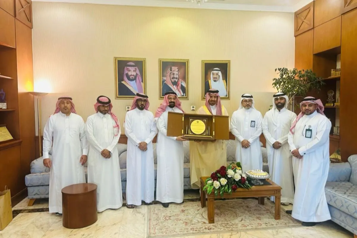 الخريف يطلع على نجاح ”اللوز القطيفي“ و”عسل المانجروف“ ويدعو للتوسع