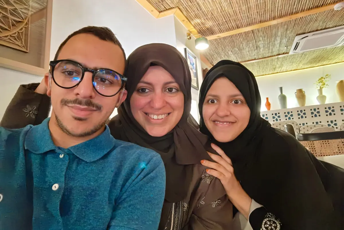 بإيمانها صنعت المعجزات... نسيمة السادة تقود ابنيها من تحدي الصم للجامعة
