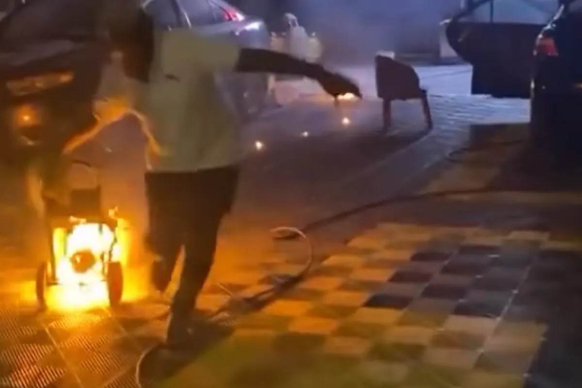 بشجاعة استثنائية.. مواطنان ينقذان مركز سيارات بالجبيل من كارثة محققة