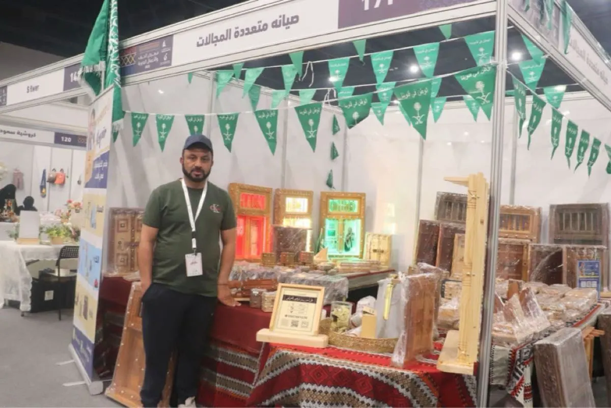 شاب يطوّع الخشب لإعادة إحياء ذاكرة الأجداد المعمارية