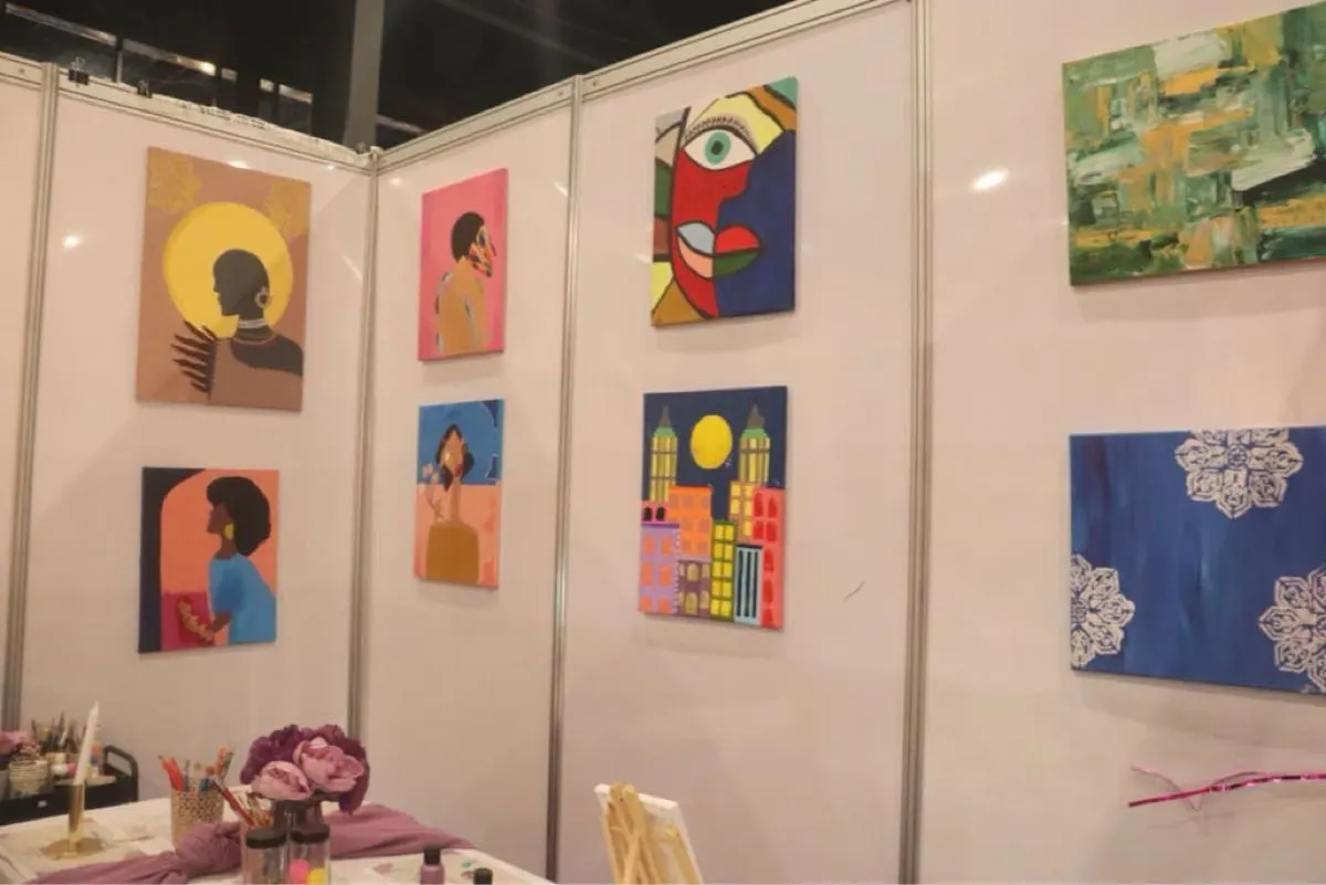 فنانة تجوب الخبر والدمام بـ ”مرسم متنقل“ لتعليم الرسم