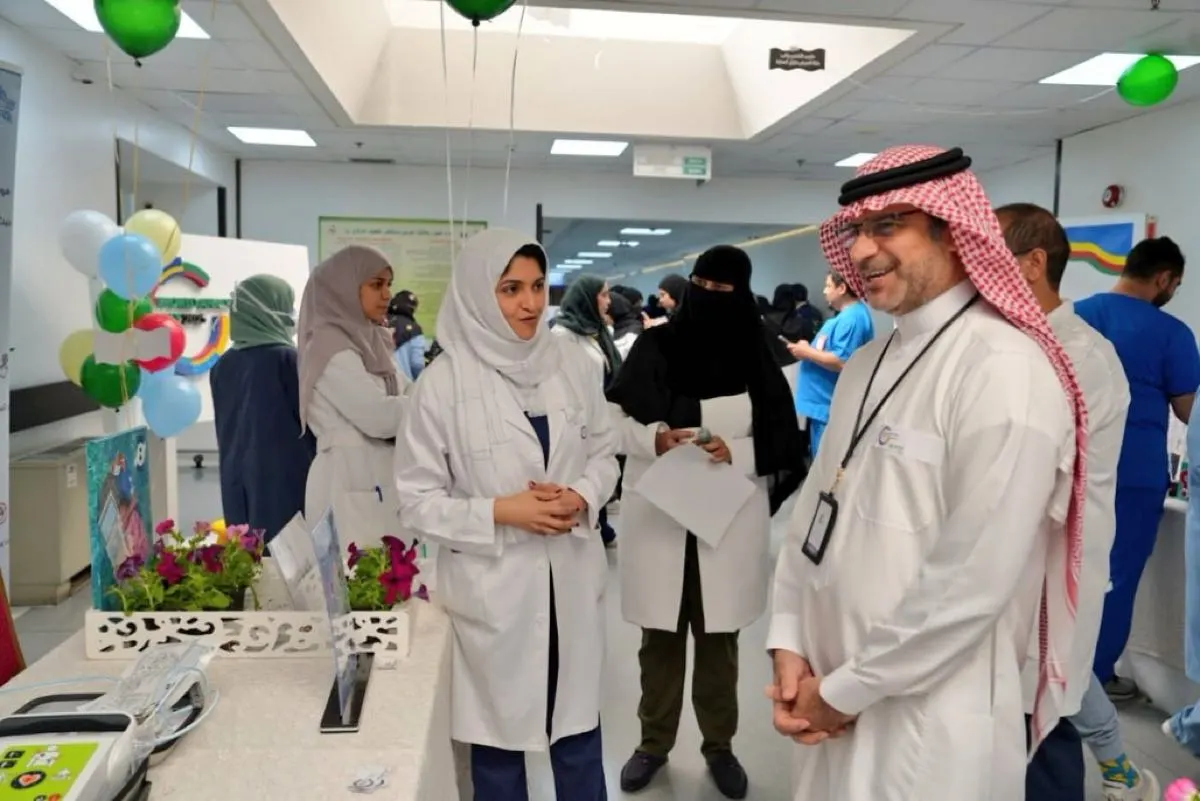 بالصور.. أطباء القطيف يغادرون العيادات لنشر الوعي في المقاهي وأماكن العمل