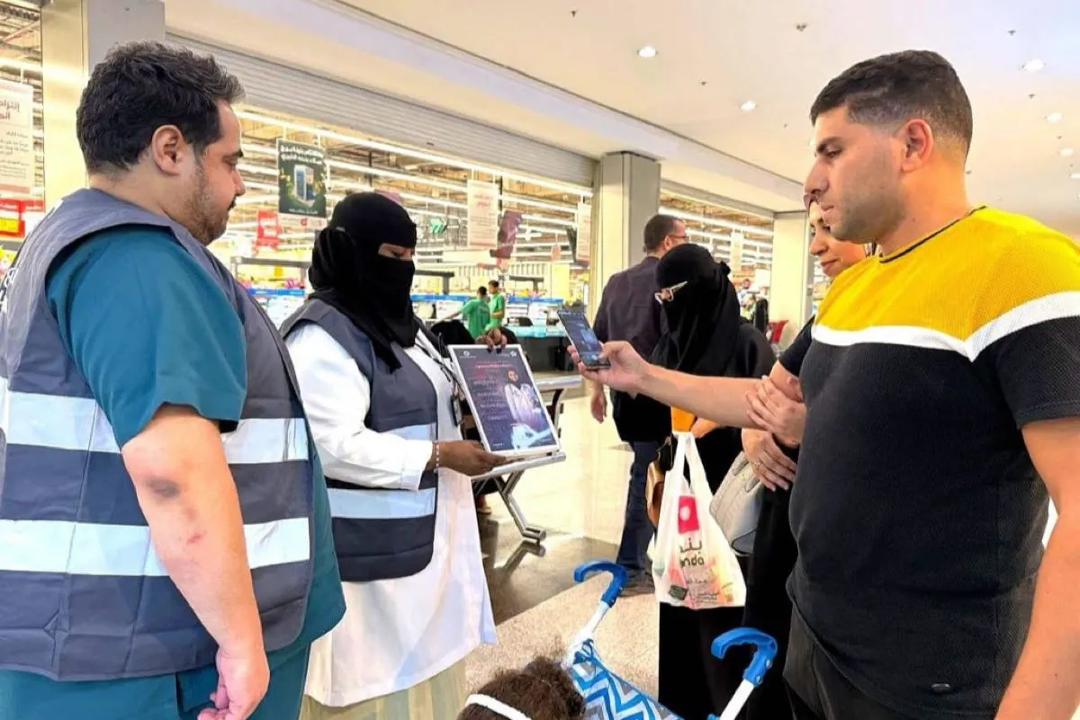 توعية وفحص ميداني.. ”شبكة الخبر“ تنقل معركتها ضد سرطان الثدي للمولات