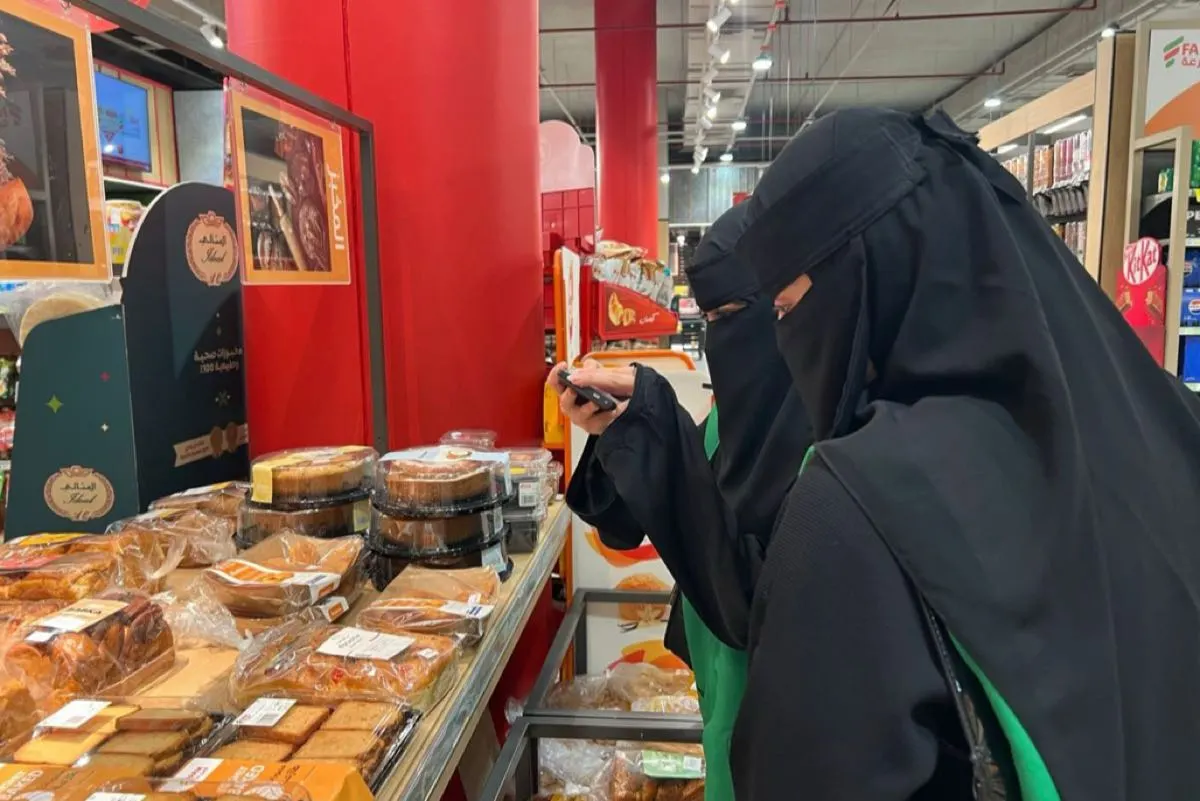 القطيف.. 30 متطوعاً يشاركون في تطبيق ”ختم الأمان الغذائي“