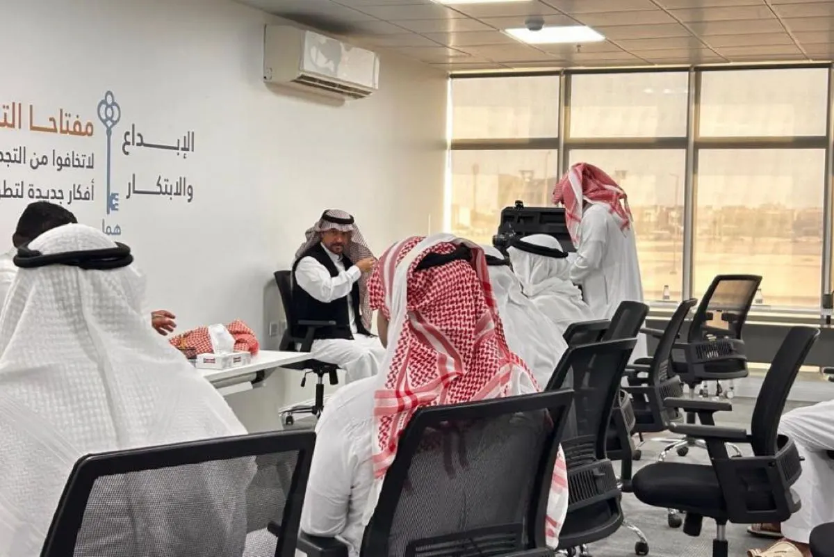 63 مواطناً يجددون هوياتهم في يوم واحد عبر ”الأحوال المتنقلة“ بسيهات
