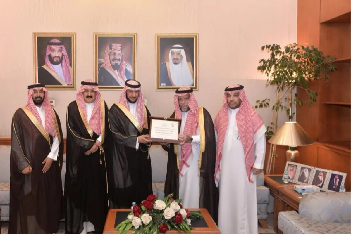 محافظ القطيف يبحث ”تمكين الأسر“ و”تطوير الرياضة“ مع ”النابية“ و”الساحل“