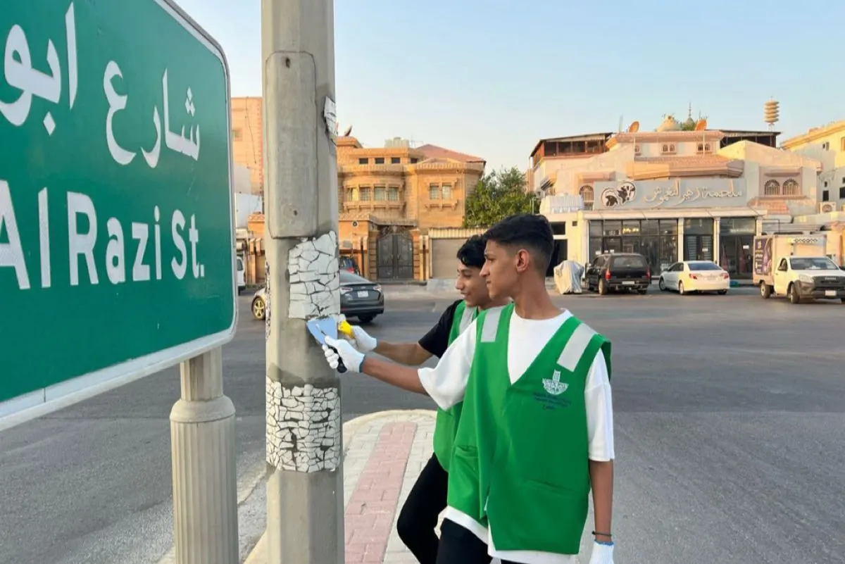 80 متطوعاً يقودون حملة لإزالة 800 ملصق عشوائي بالقطيف