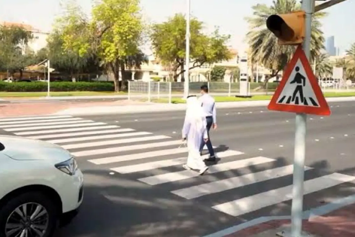غرامة مرورية تتربص بالسائقين عند ممرات العبور.. تعرف على تفاصيلها